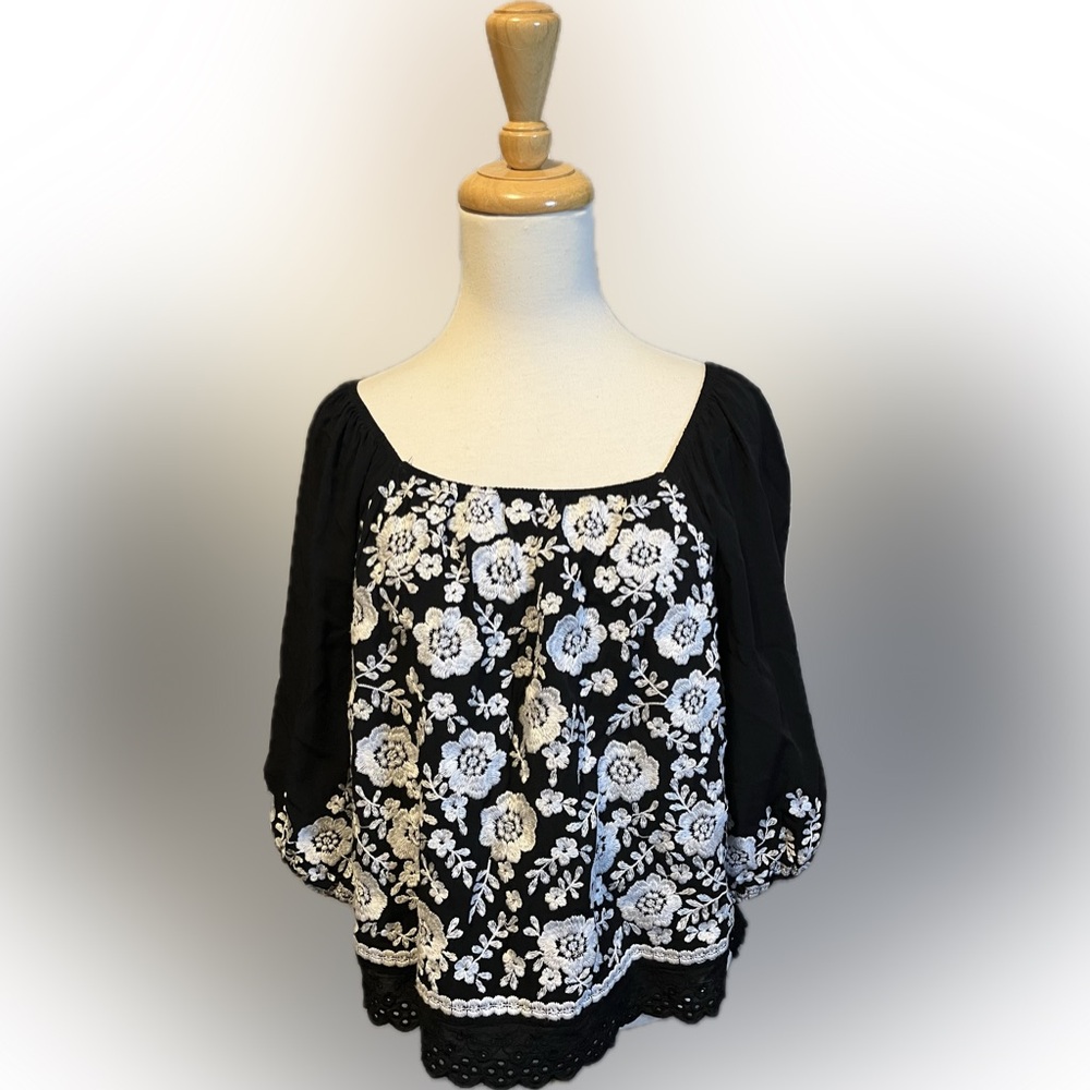 Savanna Jane Floral Embroidered Black and White Peasant Top size S